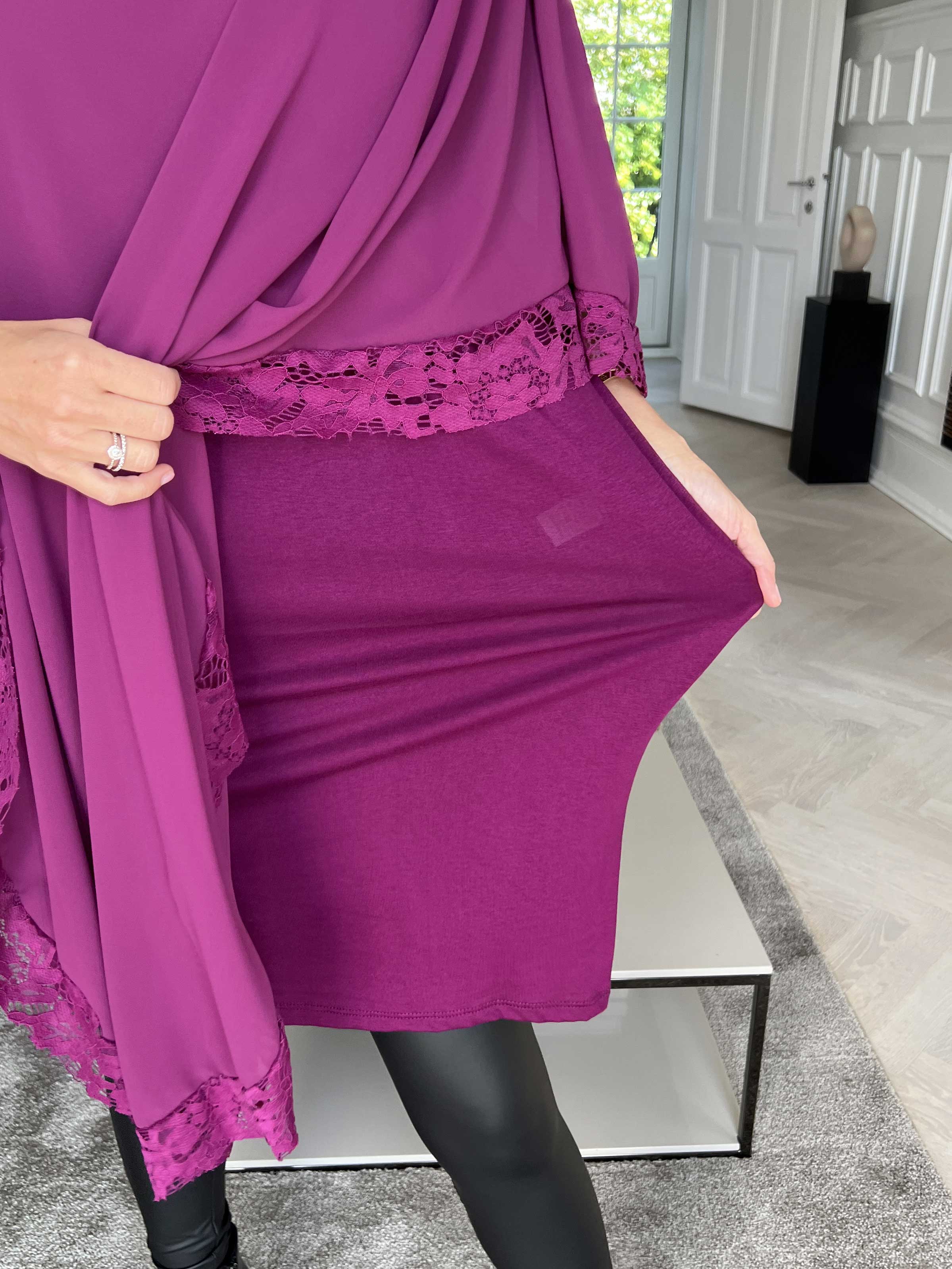 Kenya Edge - Tunikaklänning med chiffonglager och spetskant